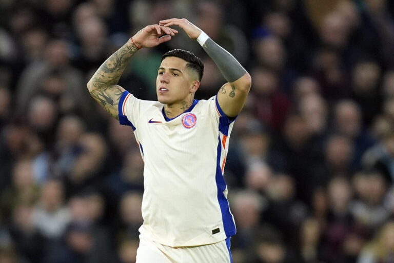 Premier League: Enzo hizo un gol, pero el duelo lo ganó Dibu