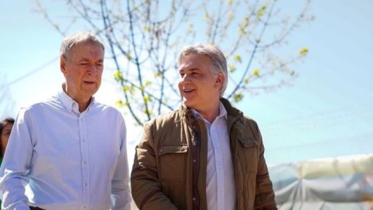 Llaryora y Schiaretti buscan capitalizar el mal momento de Milei y seguir armando por el medio
