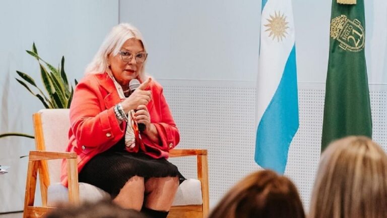 Elisa Carrió apuntó contra Karina Milei y se prepara para volver