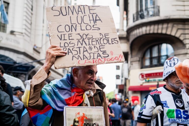 Miércoles de crisis para Milei: resistencia en las calles y derrota en el Congreso