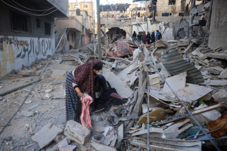 El Ejército israelí lanzó una importante ofensiva sobre Gaza y atacó objetivos: hay centenas de muertos y peligra la tregua