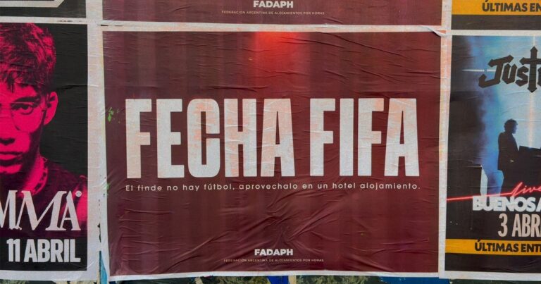 Los albergues transitorios apelan a la pasión futbolera para ganar clientes