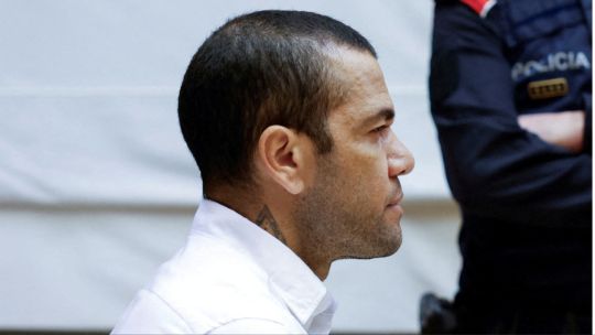 El futbolista brasileño Dani Alves fue absuelto por el delito de agresión sexual en Barcelona