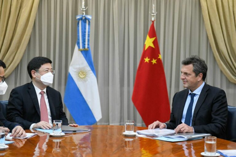 Swap con China: Massa dejó al país expuesto a una guerra comercial entre EEUU y Pekín