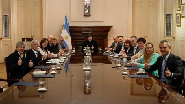 «Hoy se trabaja»: la foto de Javier Milei y su Gabinete en medio del paro