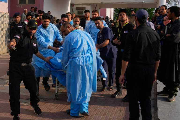 Un feroz tiroteo en la región india de Kashmir dejó al menos veinte muertos