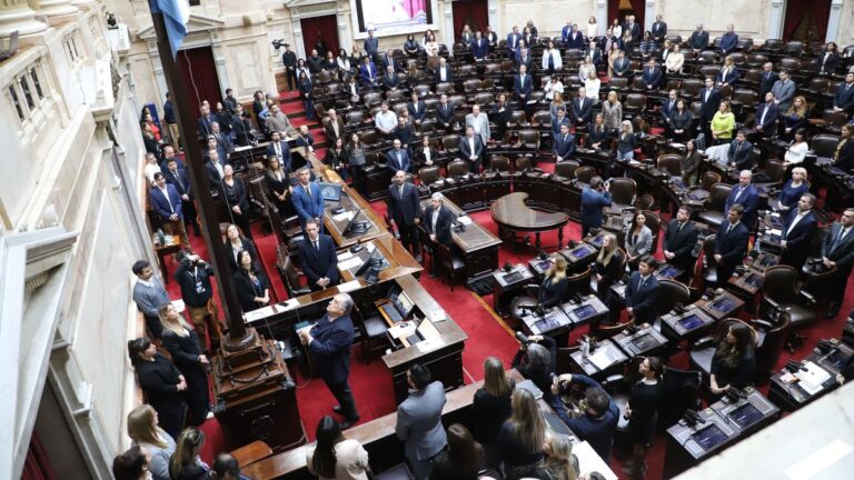 Diputados homenajean al papa Francisco en una sesión especial