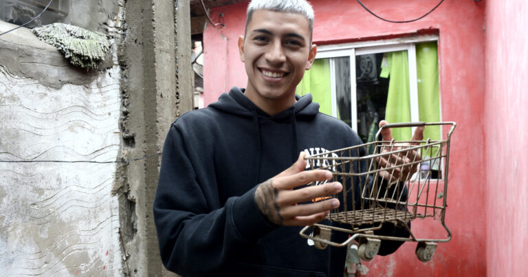 Fue cartonero y ahora juega en Primera: Disfruto no pasar frío y tener agua caliente