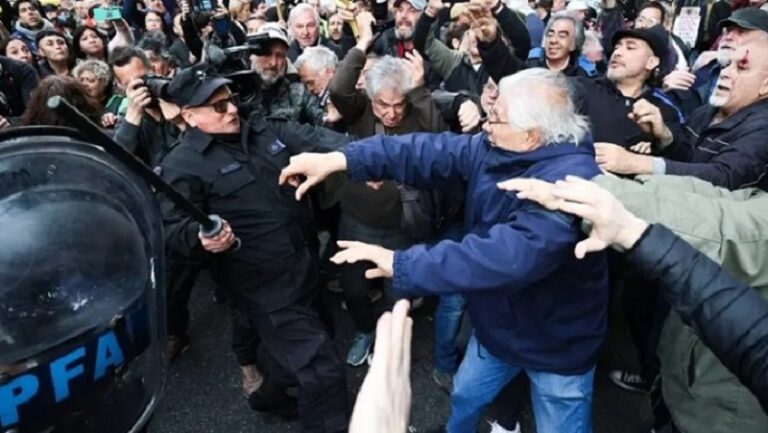 Policía Federal: Milei y Bullrich formalizan el espionaje ilegal y la detención de opositores