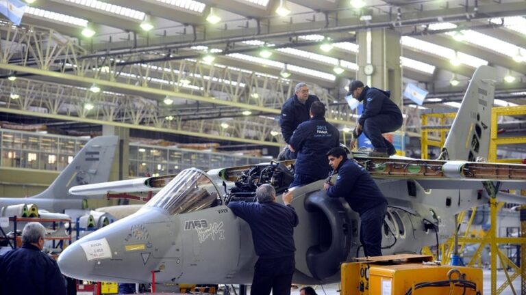 El Gobierno negocia con Córdoba por el futuro de una fábrica de aviones y una central nuclear