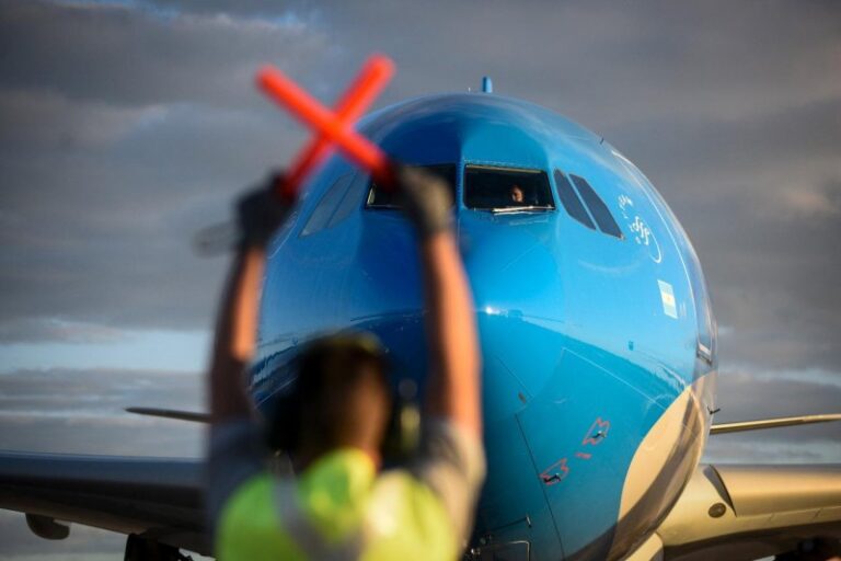 Controladores aéreos harán paro durante las vacaciones de invierno