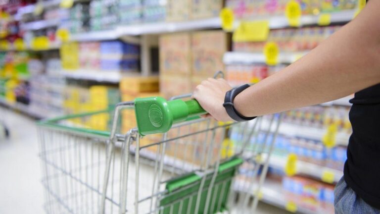 La canasta básica se aceleró al 1,6% en junio: una familia necesitó $1.128.398 para no ser pobre