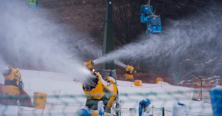 Nieve artificial en los centros de esquí: cómo funcionan las máquinas para combatir la sequía y atraer a los turistas