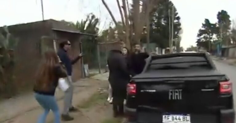 Violencia en vivo en un móvil de Telefe: agredieron a un camarógrafo y atropellaron a otra persona mientras escapaban