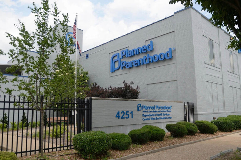 Una jueza federal frenó la retirada de fondos de Medicaid a Planned Parenthood