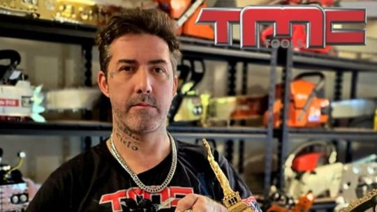 El artista que fabricó la motosierra de Javier Milei presentó un nuevo modelo para Donald Trump