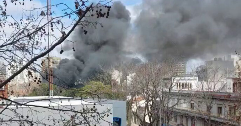 Feroz incendio en un galpón de Caballito: aseguran que hay gente atrapada y el humo puede verse desde diversos puntos de la Ciudad