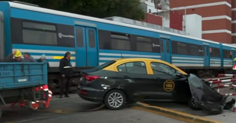 Video: así fue el momento en que un tren embistió a un taxi que trató de cruzar con las barreras bajas en Flores