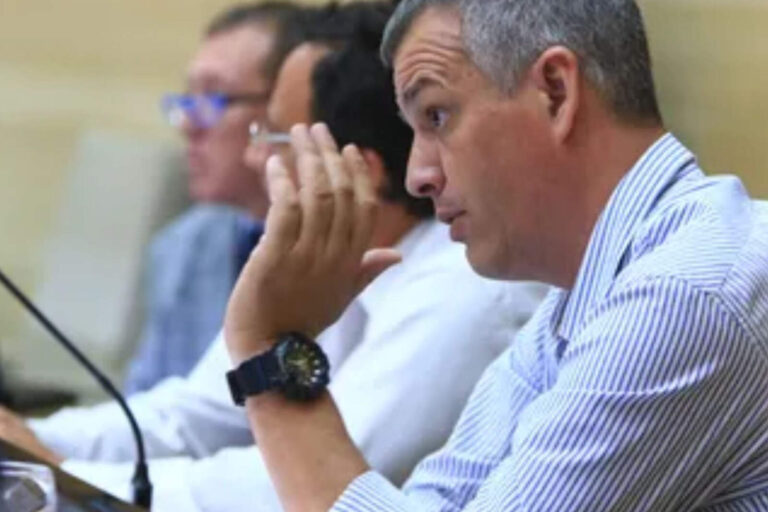 El falso libertario Spaccesi volvió a mostrarse alineado con el peronismo cordobés