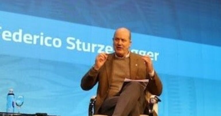 El show de Sturzenegger en una cena de la Universidad de San Andrés: bitrenes, yerba con «esteroides», importación de acero y el control de sandías