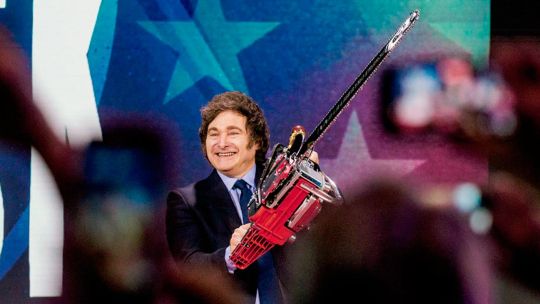 Javier Milei recortó más de 53 mil empleos estatales y el Gobierno nacional calcula un ahorro de USD 2.100 millones