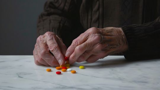 Especialistas advierten sobre el riesgo de que laspersonas mayores tomen demasiados medicamentos