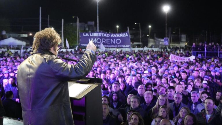 Javier Milei cerró la campaña de LLA en Provincia con cuestionamientos al kirchnerismo: «Trataron de acusarnos de chorros»