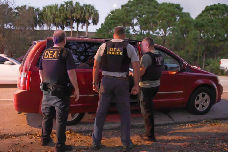 Hasta con green card: el proyecto de ley en EE.UU. que habilitaría la deportación de conductores inmigrantes con DUI