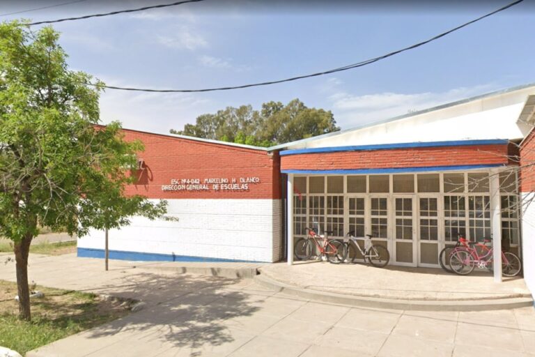 Mendoza: la estudiante que llevó un arma a la escuela entregó la pistola a los negociadores