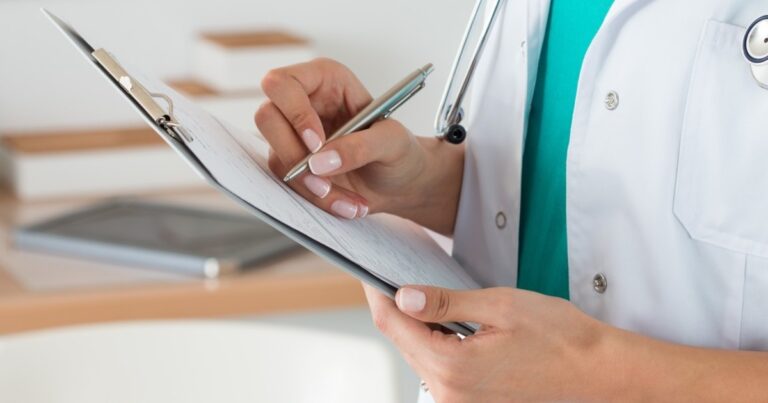 Parte de la gente que pida la baja en su prepaga ahora recibirá una devolución de dinero: a quiénes aplica