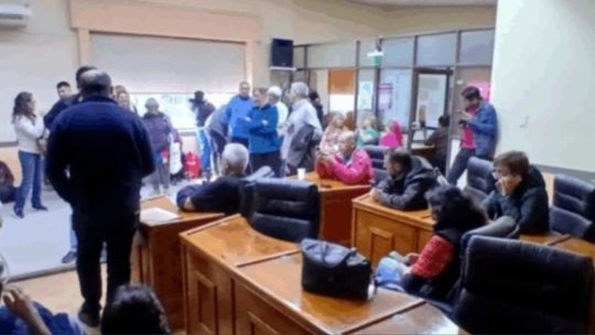 Vecinos tomaron el Concejo Deliberante de Rawson por un aumento de luz: gritos, empujones y cacerolazos