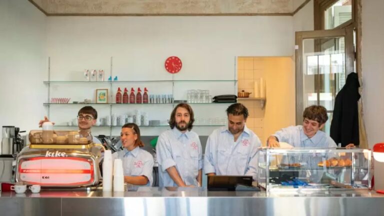 Martín Piroyansky abrió un bar de café y sándwiches de miga para frenar la construcción de una torre