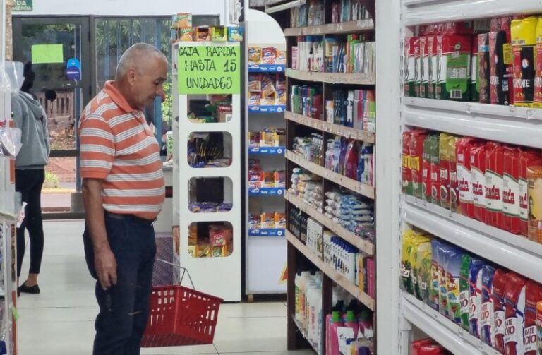 Por las bajas en las ventas y en el poder adquisitivo cae la confianza del consumidor