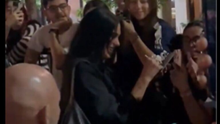 Dua Lipa se reunió con sus fans y volvió a cantar «De música ligera»