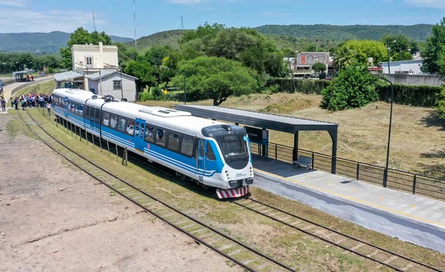 El Gobierno licita mega obra ferroviaria y dos empresas pican en punta