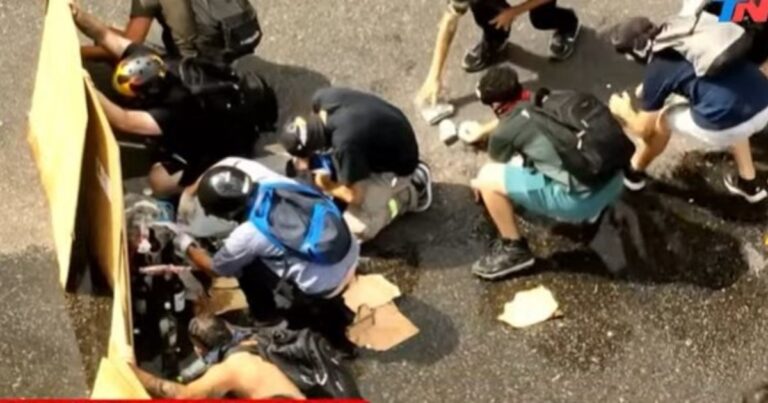 En medio de la calle y a la vista de todos, así armaban bombas molotov y las arrojaban a la policía