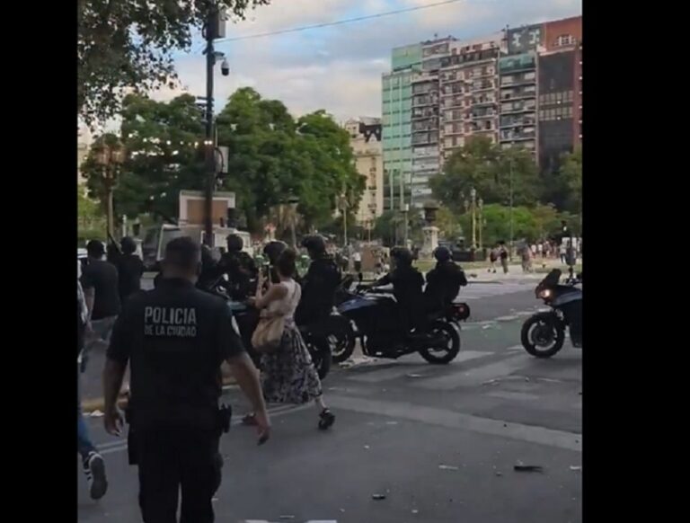 Las motos de la Policía Federal avanzaron contra Myriam Bregman y los manifestantes