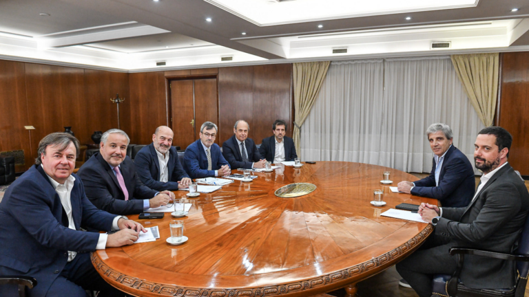 La UIA lleva a Luis Caputo un plan para reactivar la economía: qué dice la propuesta