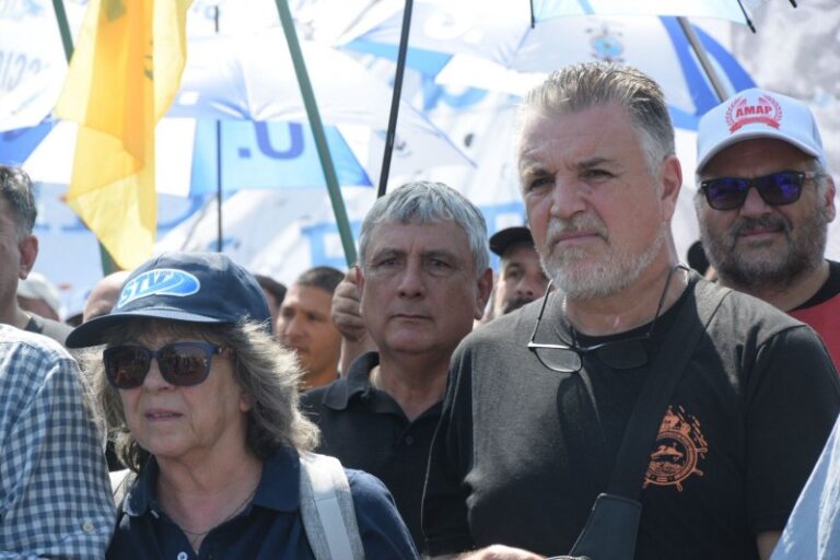 El sindicato de capitanes y oficiales fluviales inicia un paro y se frenan las exportaciones por 48 horas