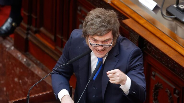 Tres indicadores demuestran que la crisis económica con Javier Milei golpea a la clase media acomodada