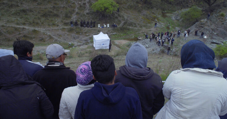 En Nuestra Tierra, Lucrecia Martel documenta mucho más que el juicio por un asesinato