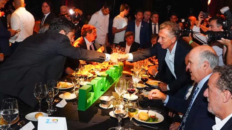La foto que les gusta a Clarín y Rocca: amable saludo entre Kicillof y Macri