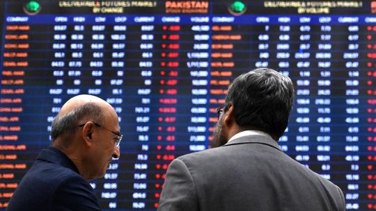 El Riesgo País escala posiciones y cierra en 584 puntos en una jornada de tensión global