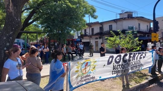 Docentes autoconvocados de Corrientes profundizan las protestas: «Los gremios están arreglados con el Gobierno»