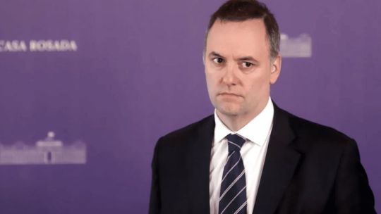 Acusan a Adorni de no declarar una casa en el country Indio Cuá Golf Club