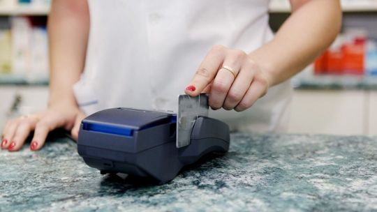 Lewandowski impulsa un límite a los intereses de las tarjetas de crédito para frenar el endeudamiento de los hogares