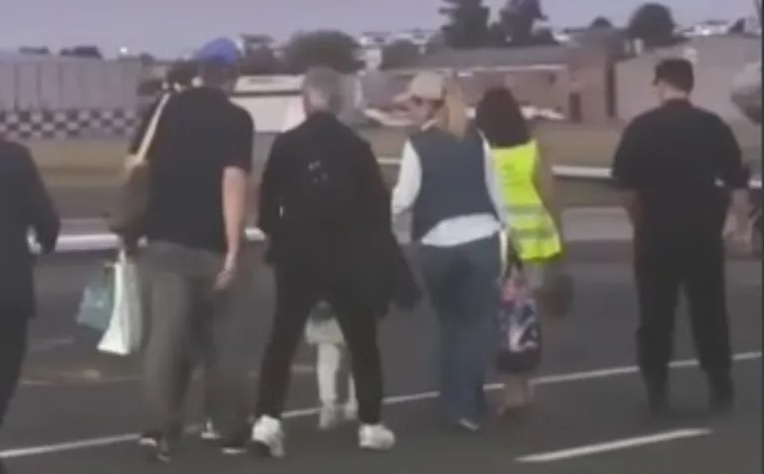 Casta total: Adorni mintió, el vuelo a Uruguay se lo pagó su amigo con plata de la TV Pública