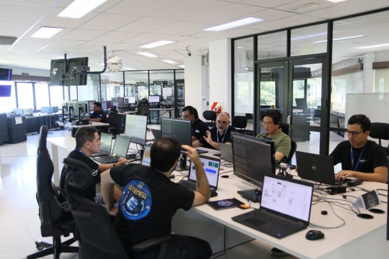 Ilustración de la estación terrestre de la CONAE con antenas apuntando al cielo nocturno, en referencia a la misión del satélite Atenea.