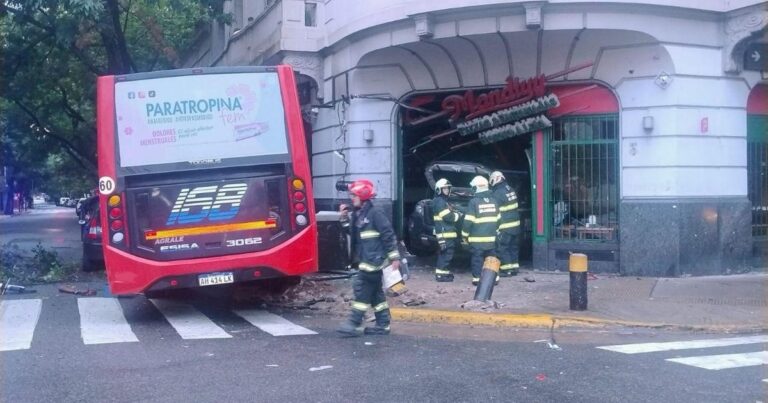 Vehículos involucrados en el choque en la esquina de San Juan y Sáenz Peña, barrio de Constitución.