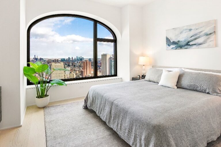 Pintor aplicando pintura en la pared de un interior residencial